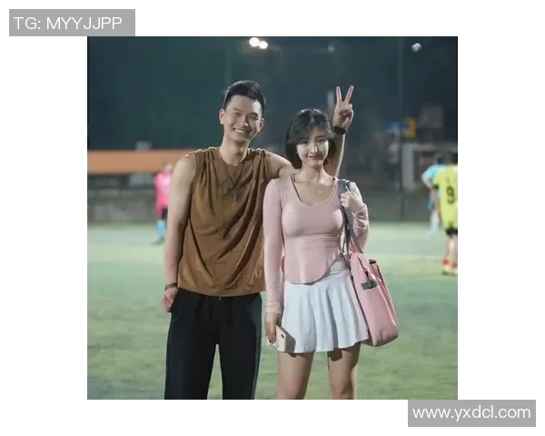 足球明星与女孩的温馨瞬间不打球的另一种魅力展现